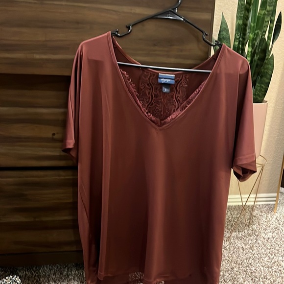Maroon blouse with lace detail, buckle brand, slightly oversized - Picture 1 of 3